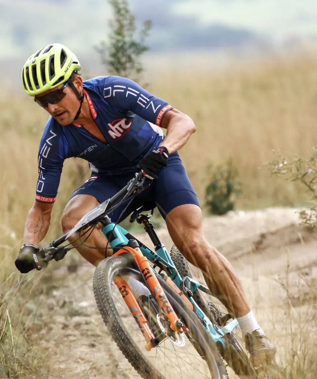 Lukas Kaufmann inclinado numa curva de terra durante uma prova de mountain bike